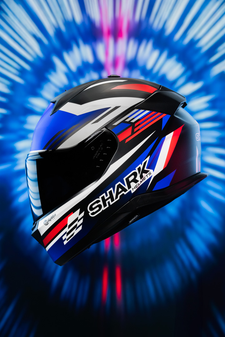 shark-back-to-track-video-motion-design-casque-moto-agence-banana