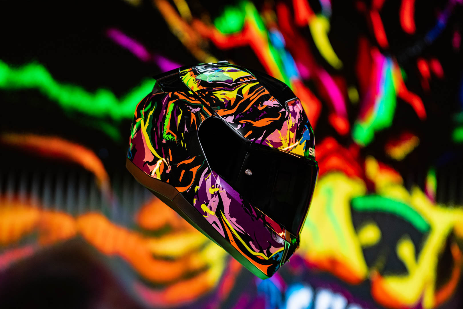 shark-back-to-track-video-motion-design-casque-moto-agence-banana