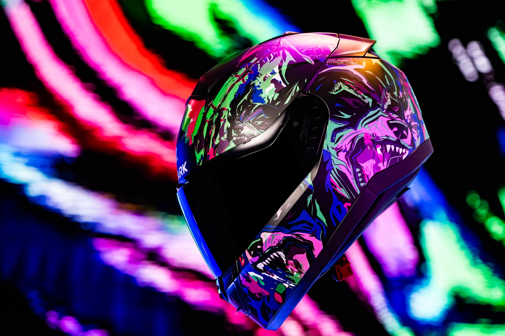 shark-back-to-track-video-motion-design-casque-moto-agence-banana