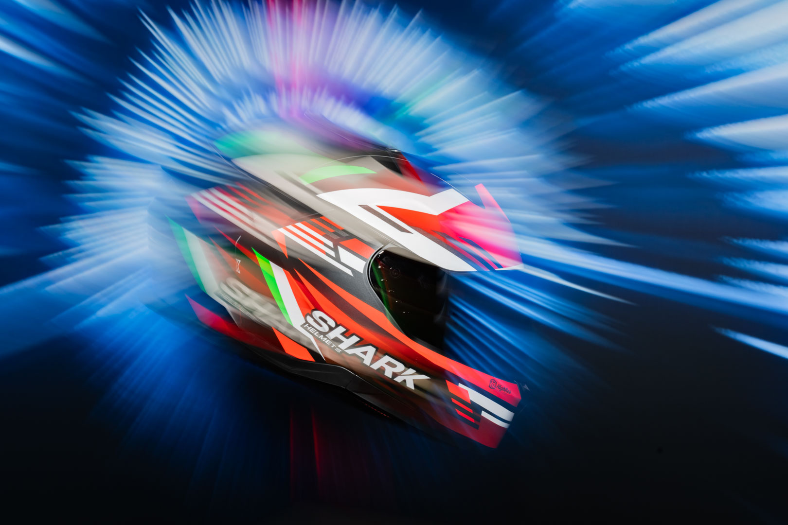 shark-back-to-track-video-motion-design-casque-moto-agence-banana