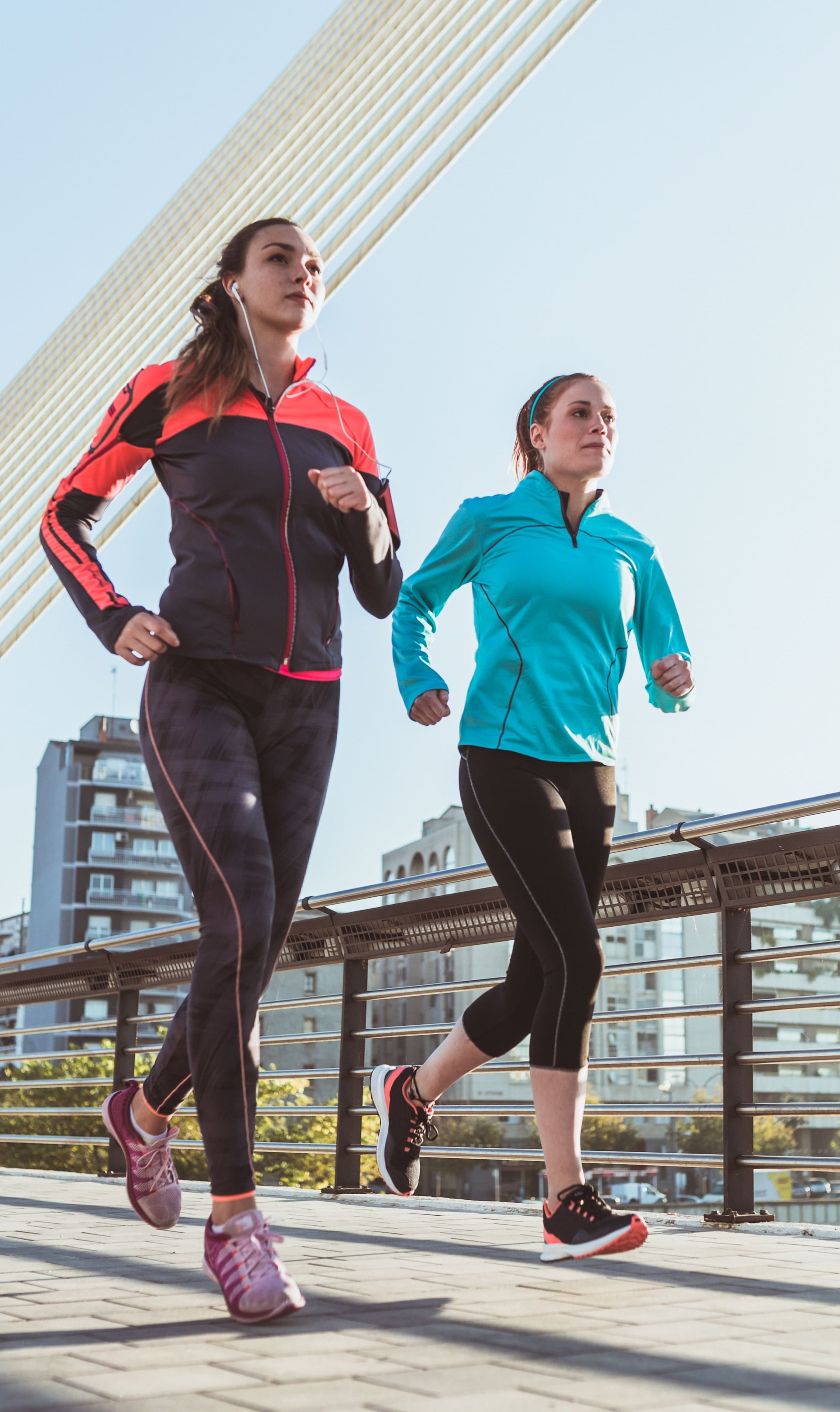 Femmes faisant du footing