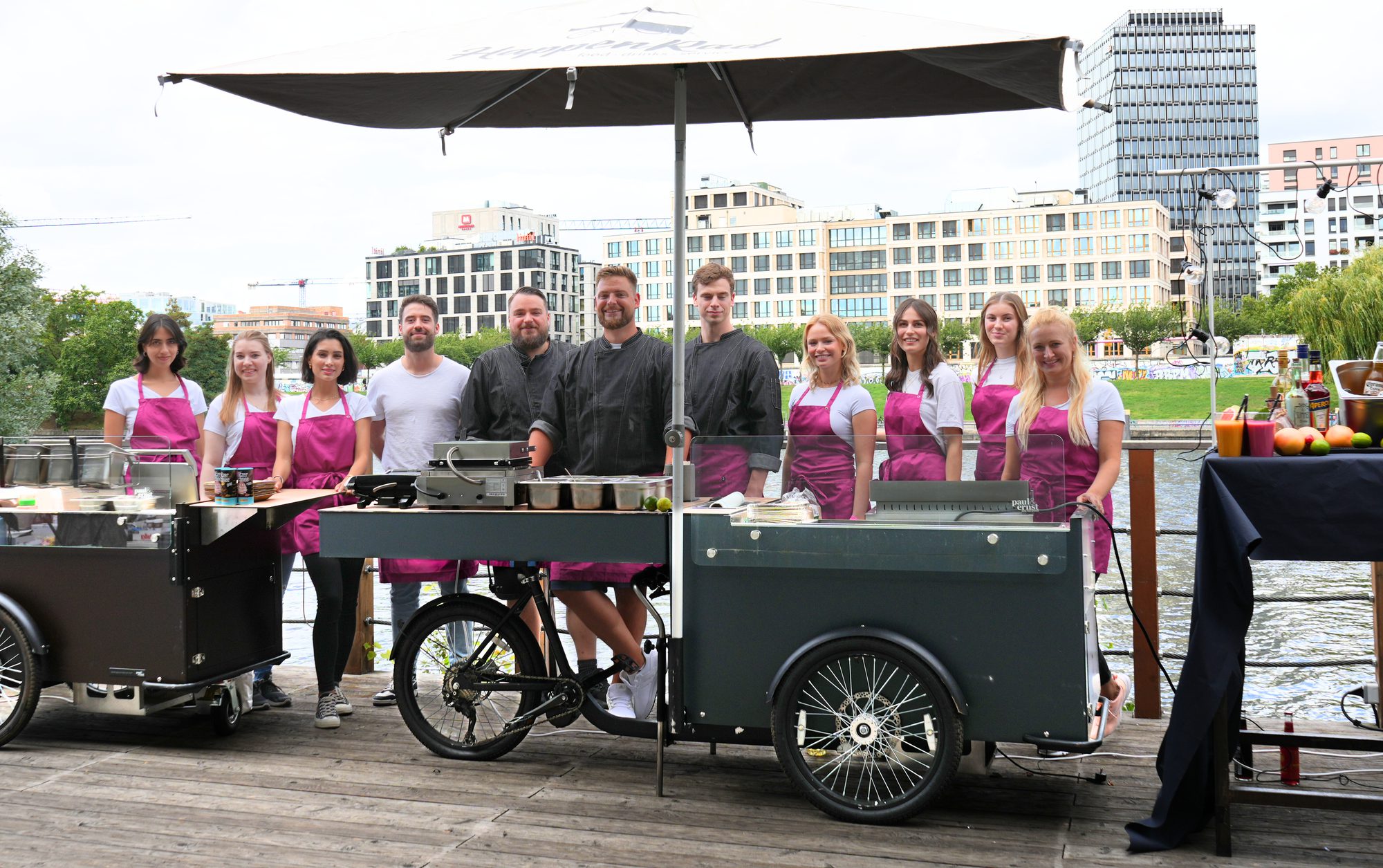 Das Team von WaffleLovers mit den HappyBikes bei einem Event am Wasser
