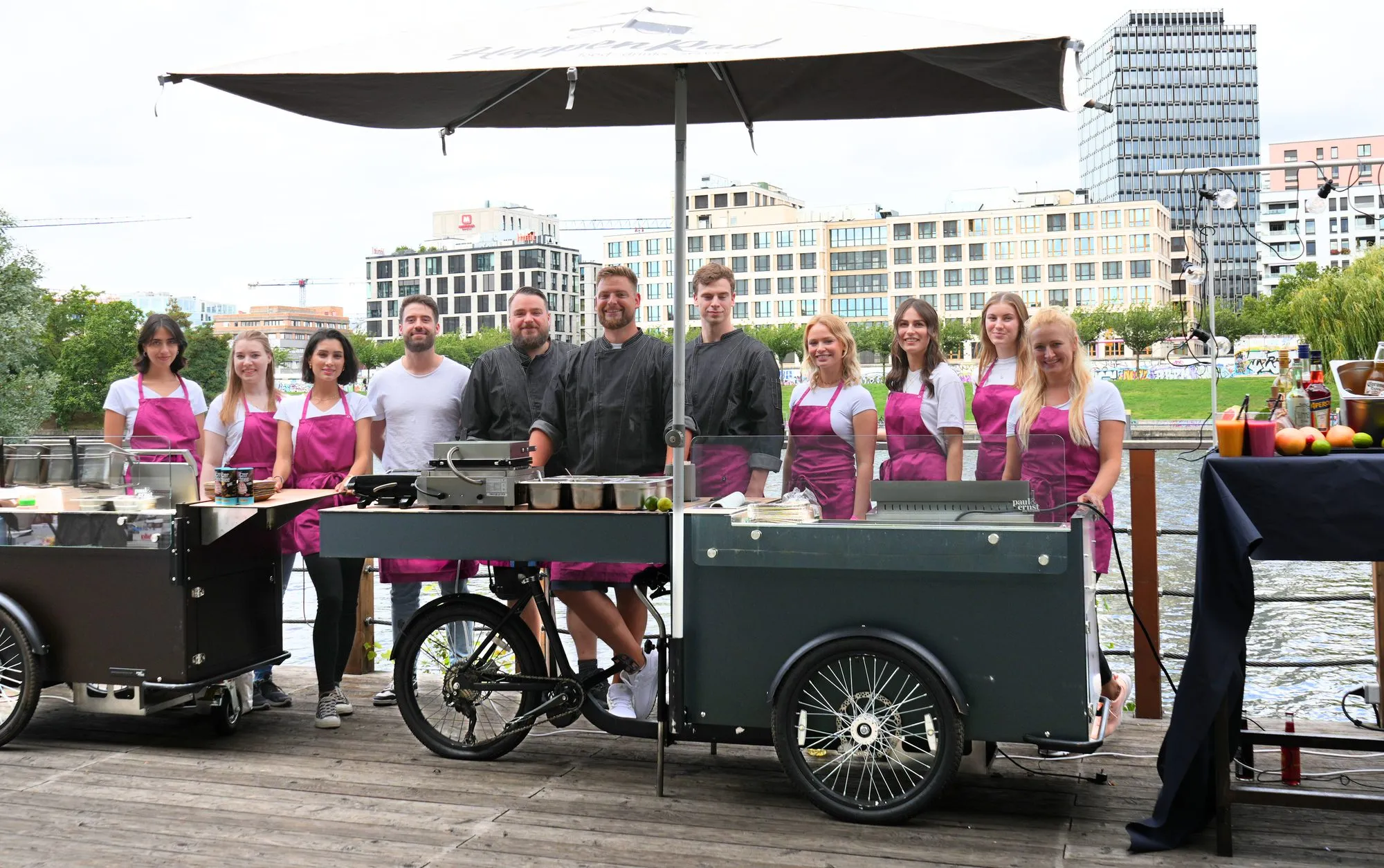 Das Team von WaffleLovers mit den HappyBikes bei einem Event am Wasser