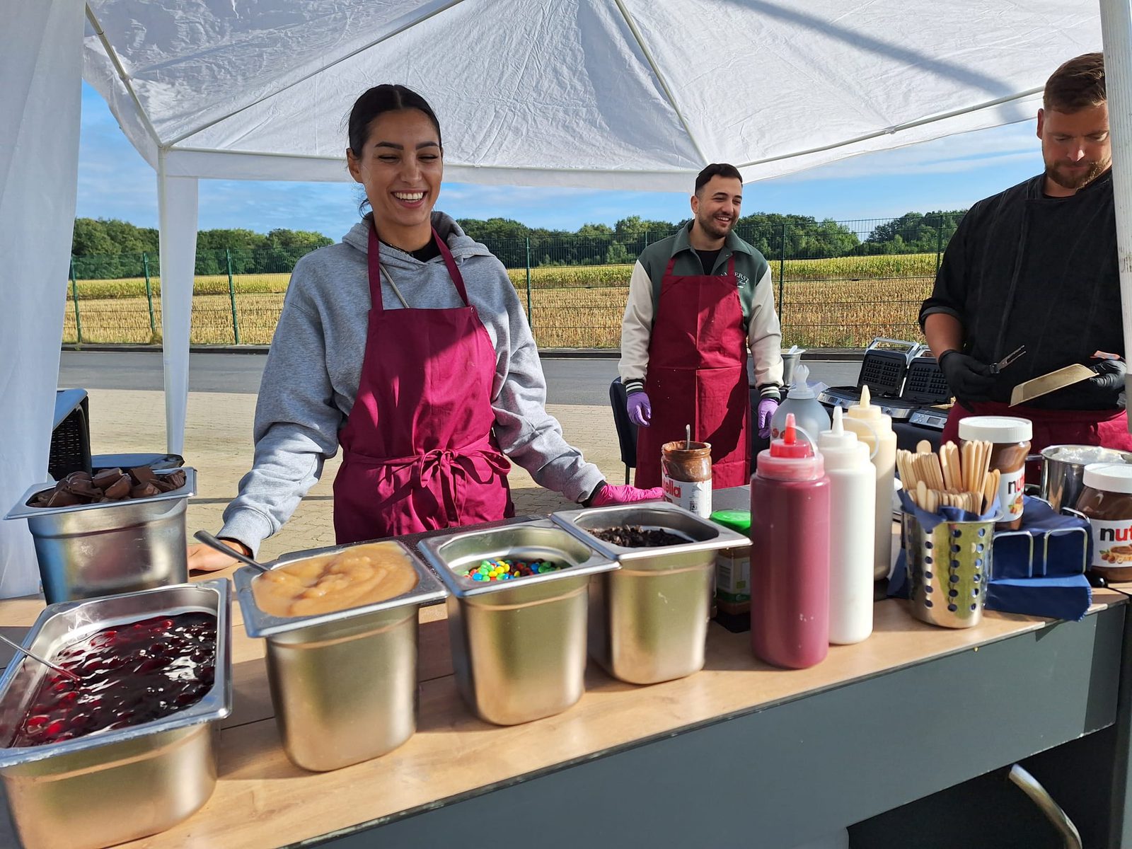 Team an der Topping-Theke