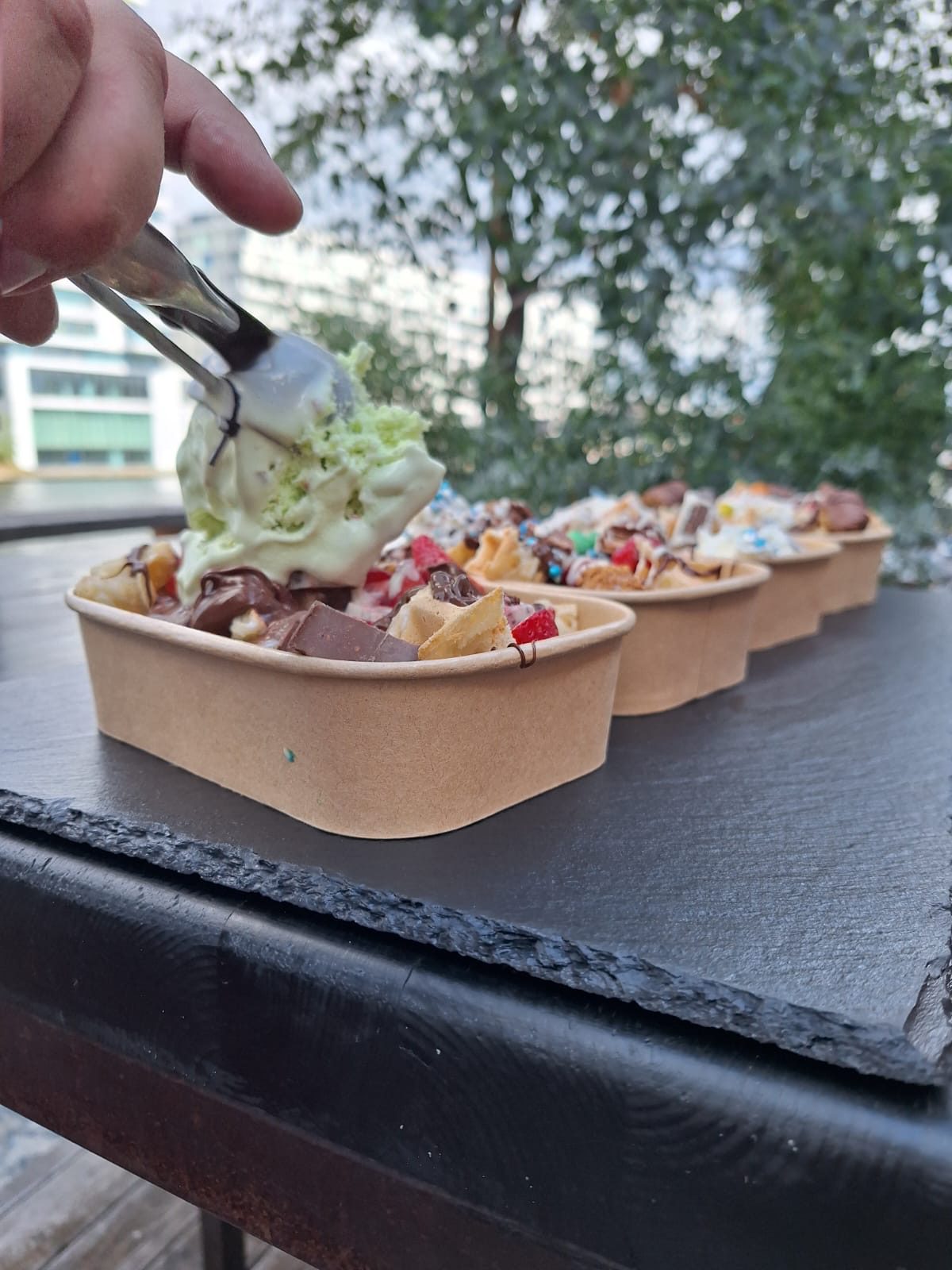 Eiskugel wird auf frische Waffeln gesetzt