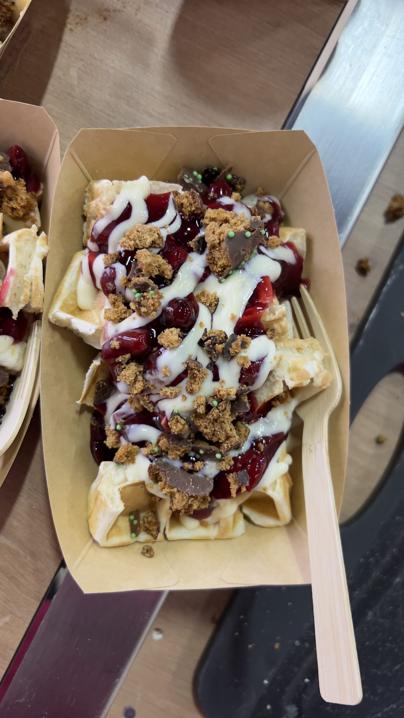 Waffel mit Granola, roter Grütze und Joghurtcreme
