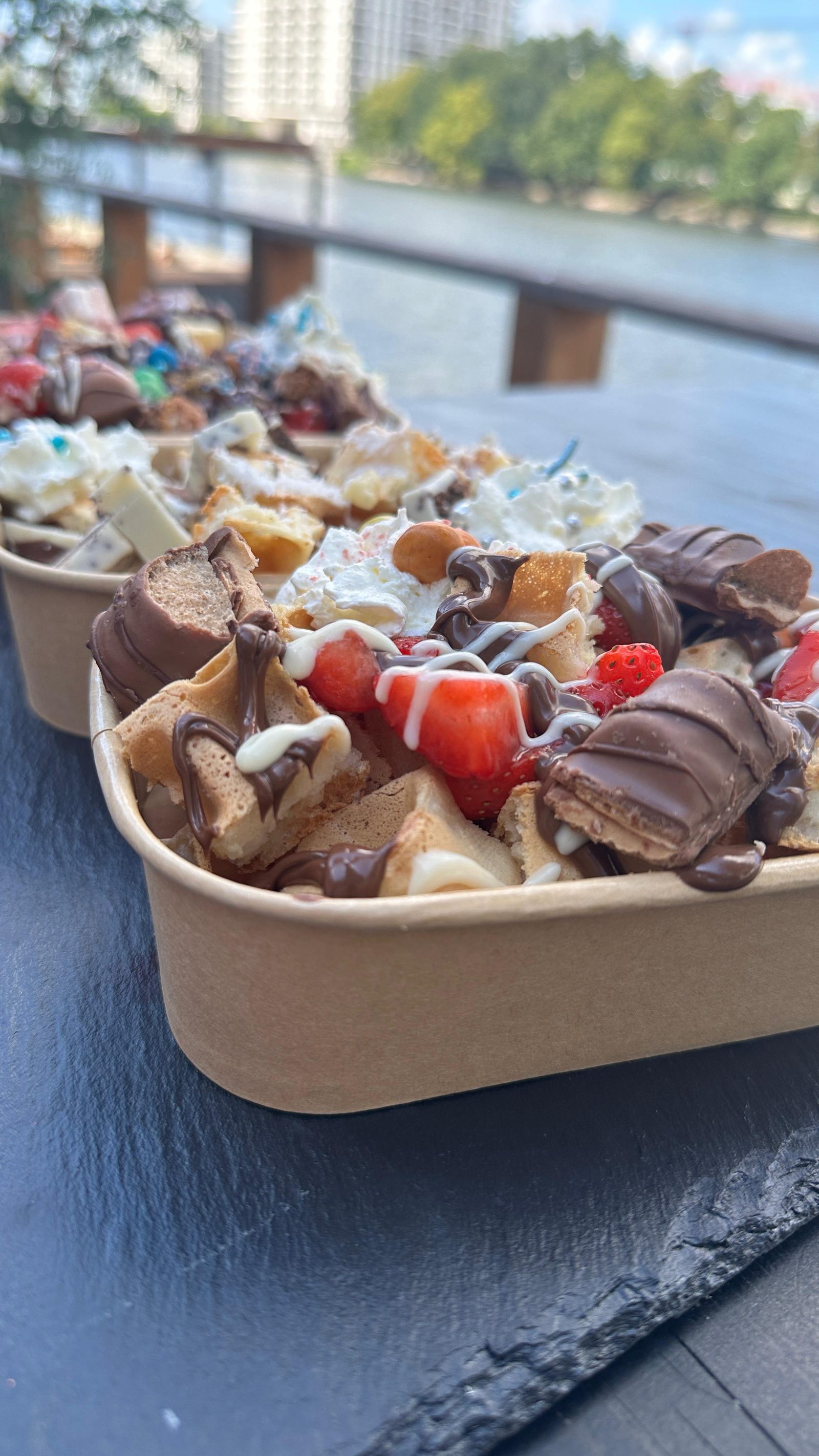Waffel mit Schokoladenstückchen, Erdbeeren und Sahne