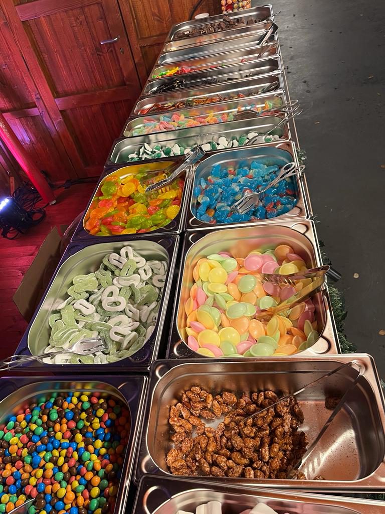 Topping-Bar mit Streuseln, Nüssen und Schokolade
