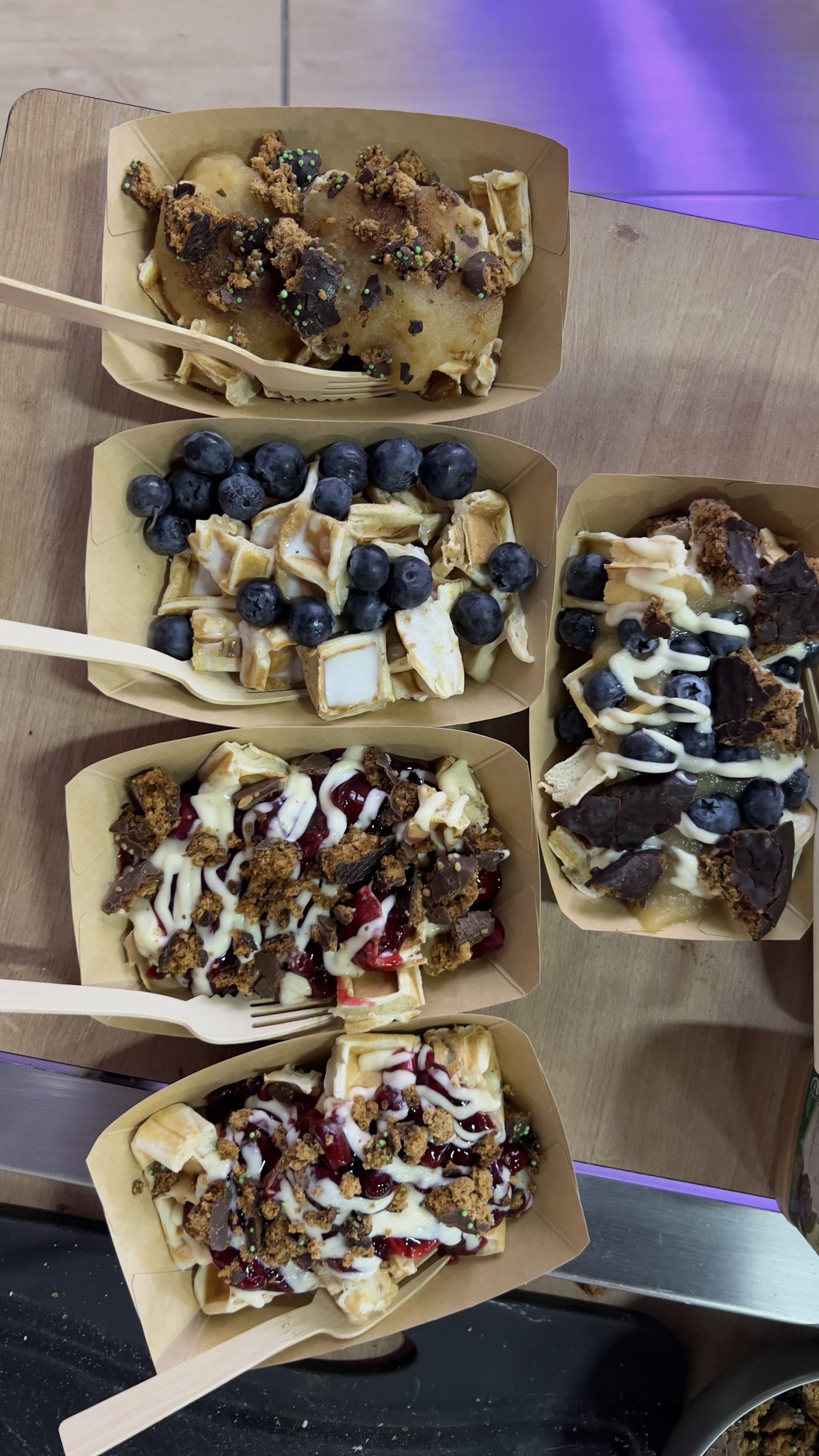 Waffelboxen mit Blaubeeren und Creme