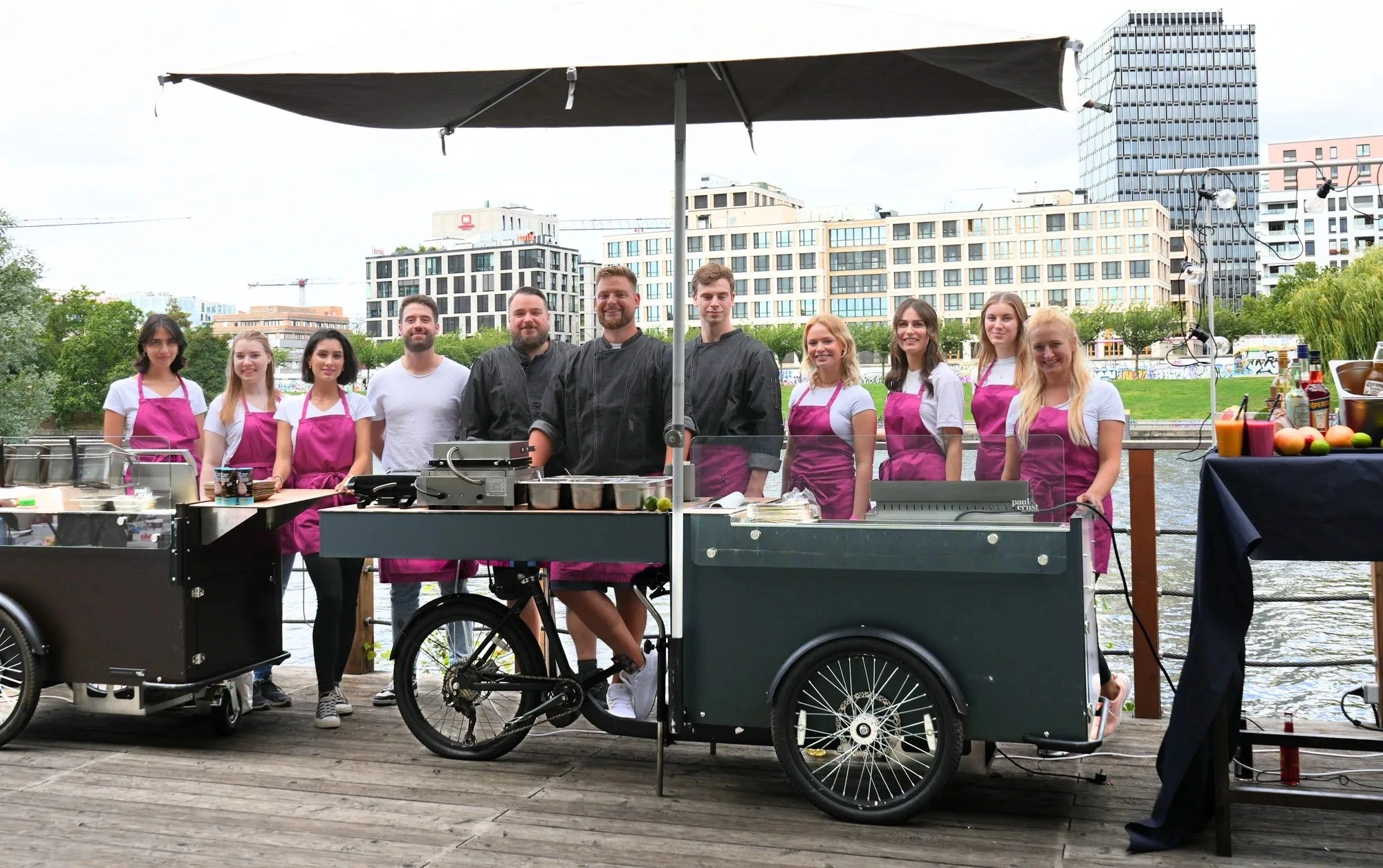 Das Team von WaffleLovers mit den HappyBikes bei einem Event am Wasser