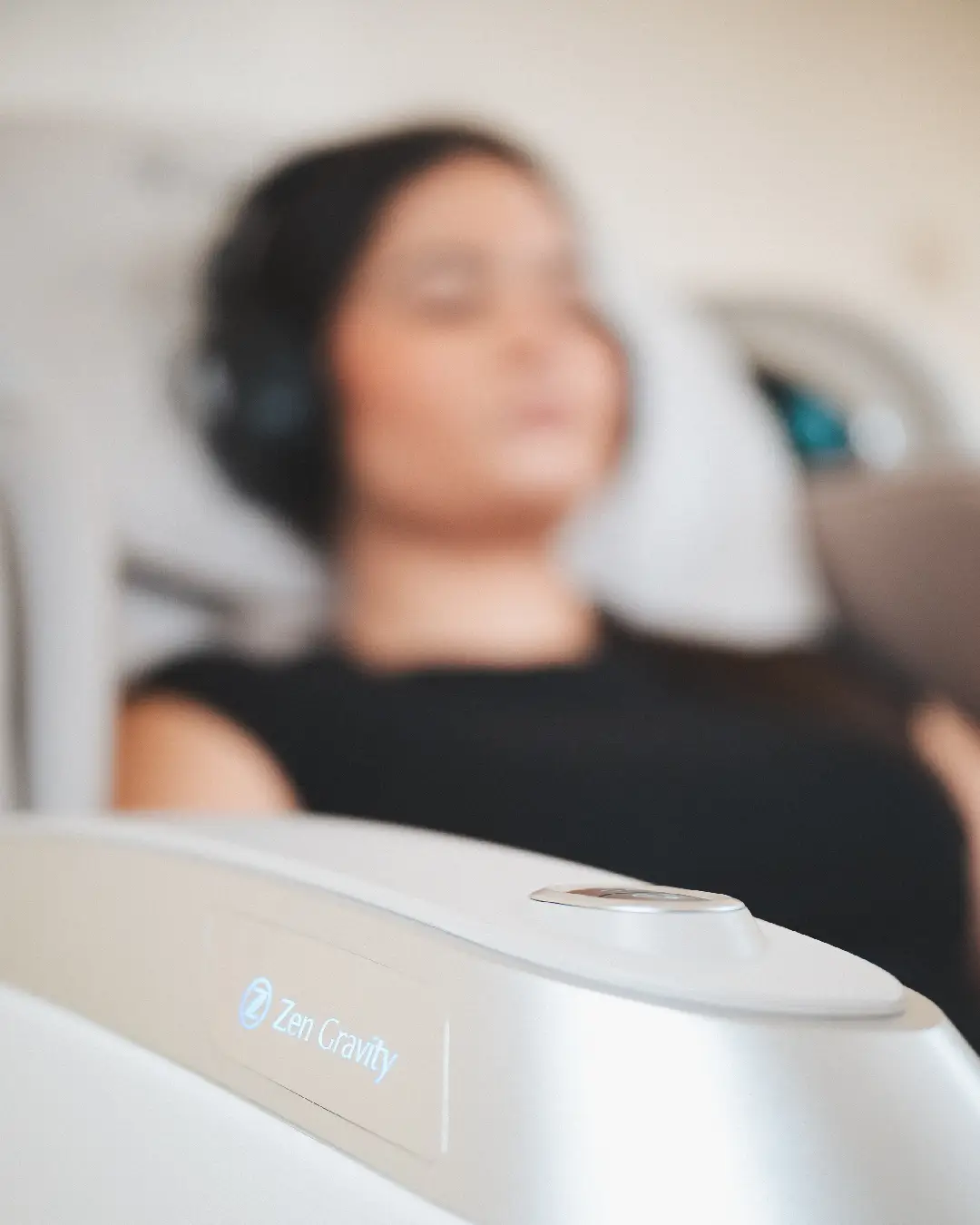 Unz fzmmz qui se détend dans le fauteuil Zen Gravity