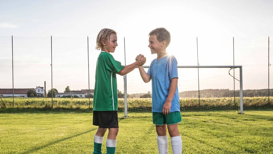 handshake op voetbalveld
