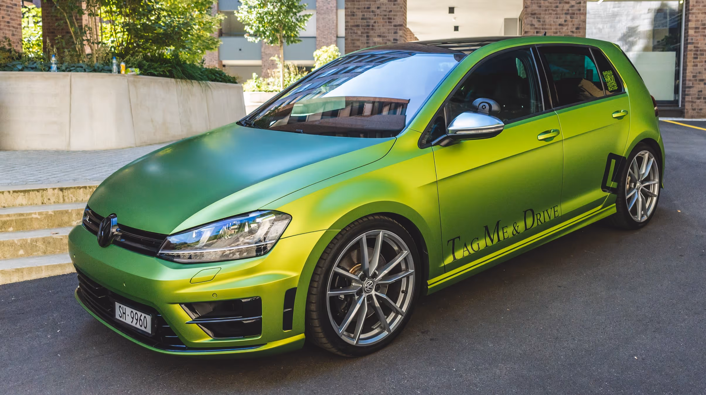 Fahrzeug mit Automatikgetriebe grüner VW Gold R7 der Fahrschule Tag Me Drive Schaffhausen