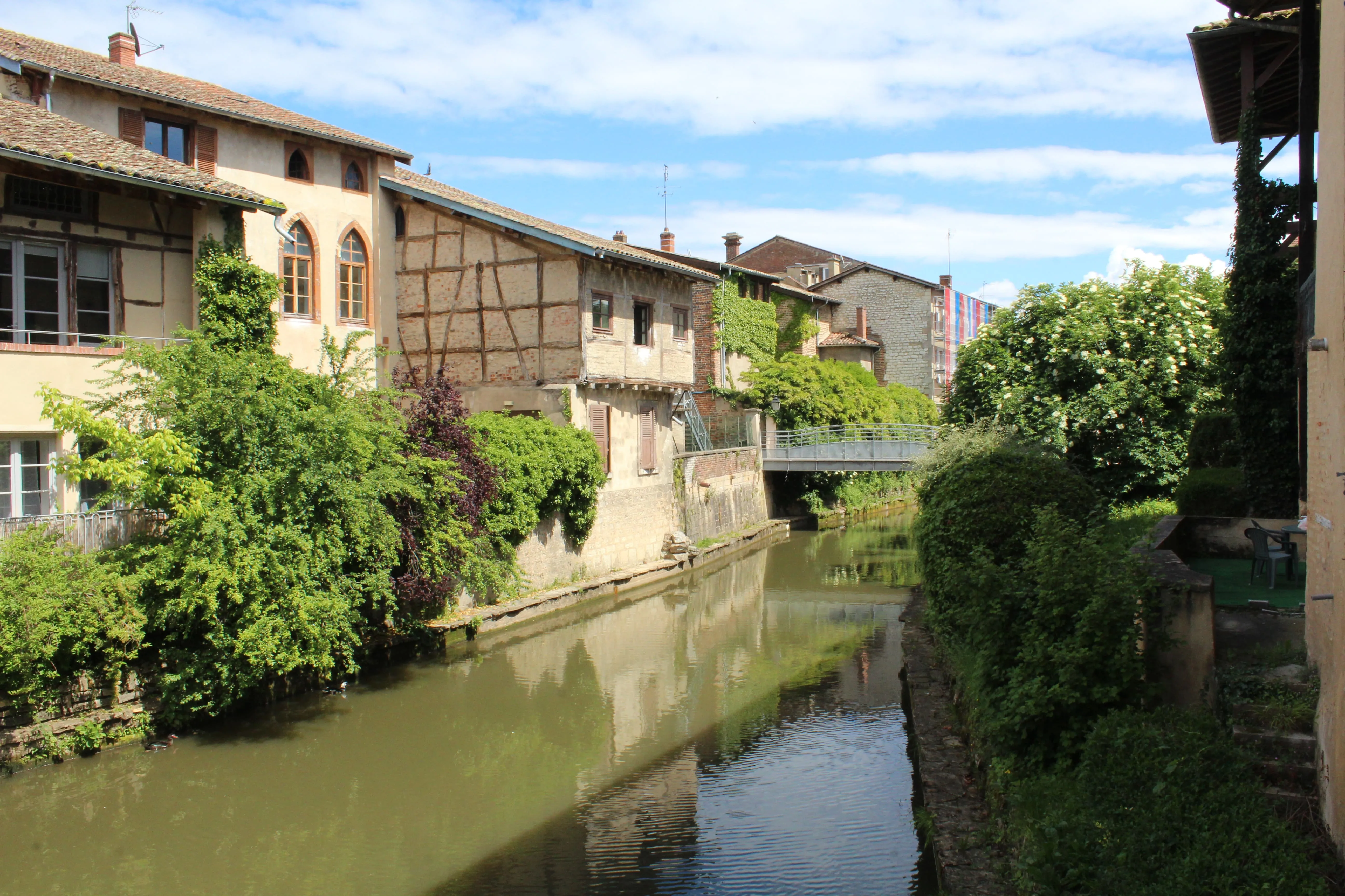 Photographie de Châtillon-sur-Chalaronne avec vue sur la Chalaronne.