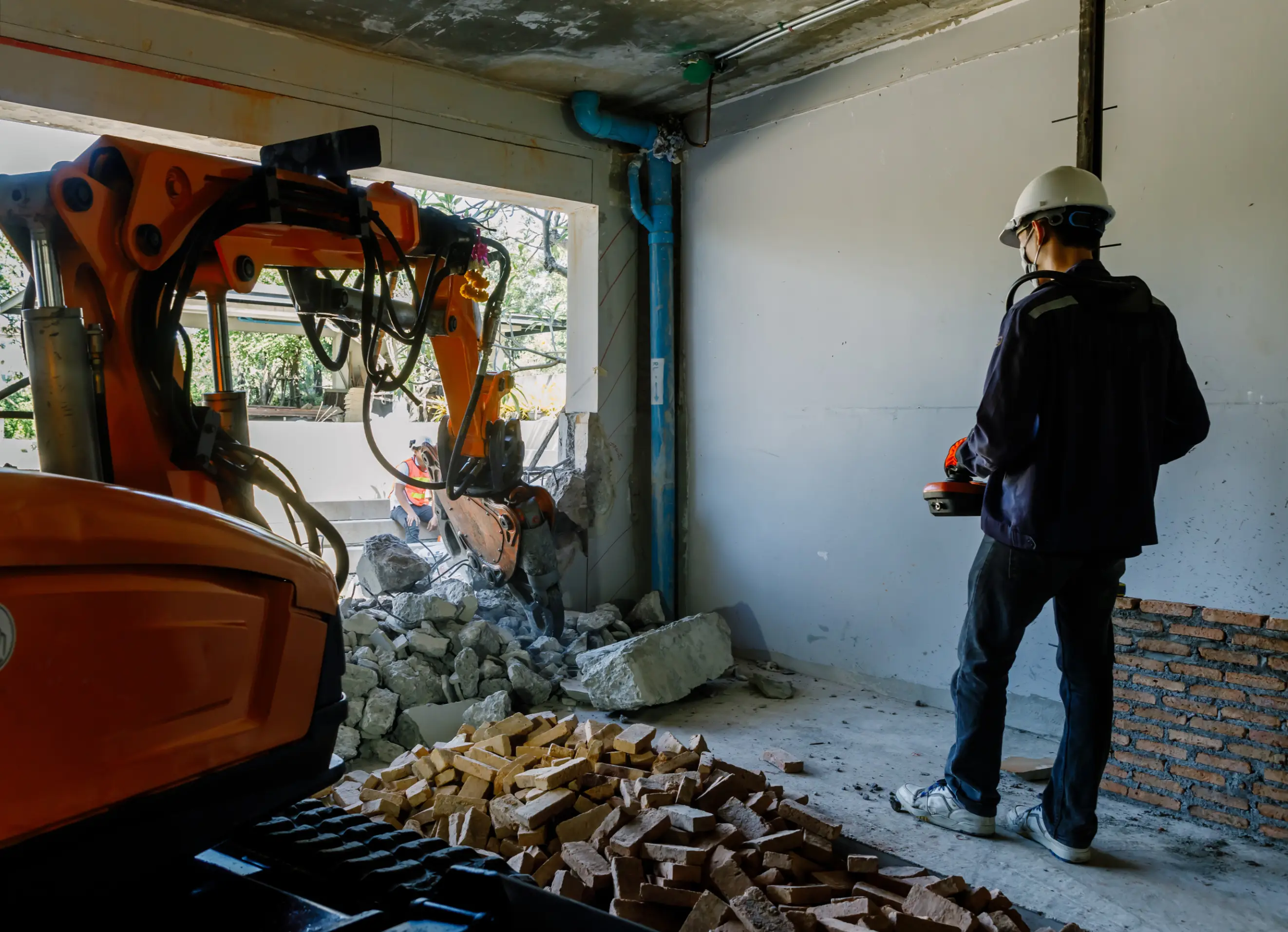 Ferngesteuerter Abbruchroboter im Einsatz – präziser Rückbau bei schwer zugänglichen Bereichen