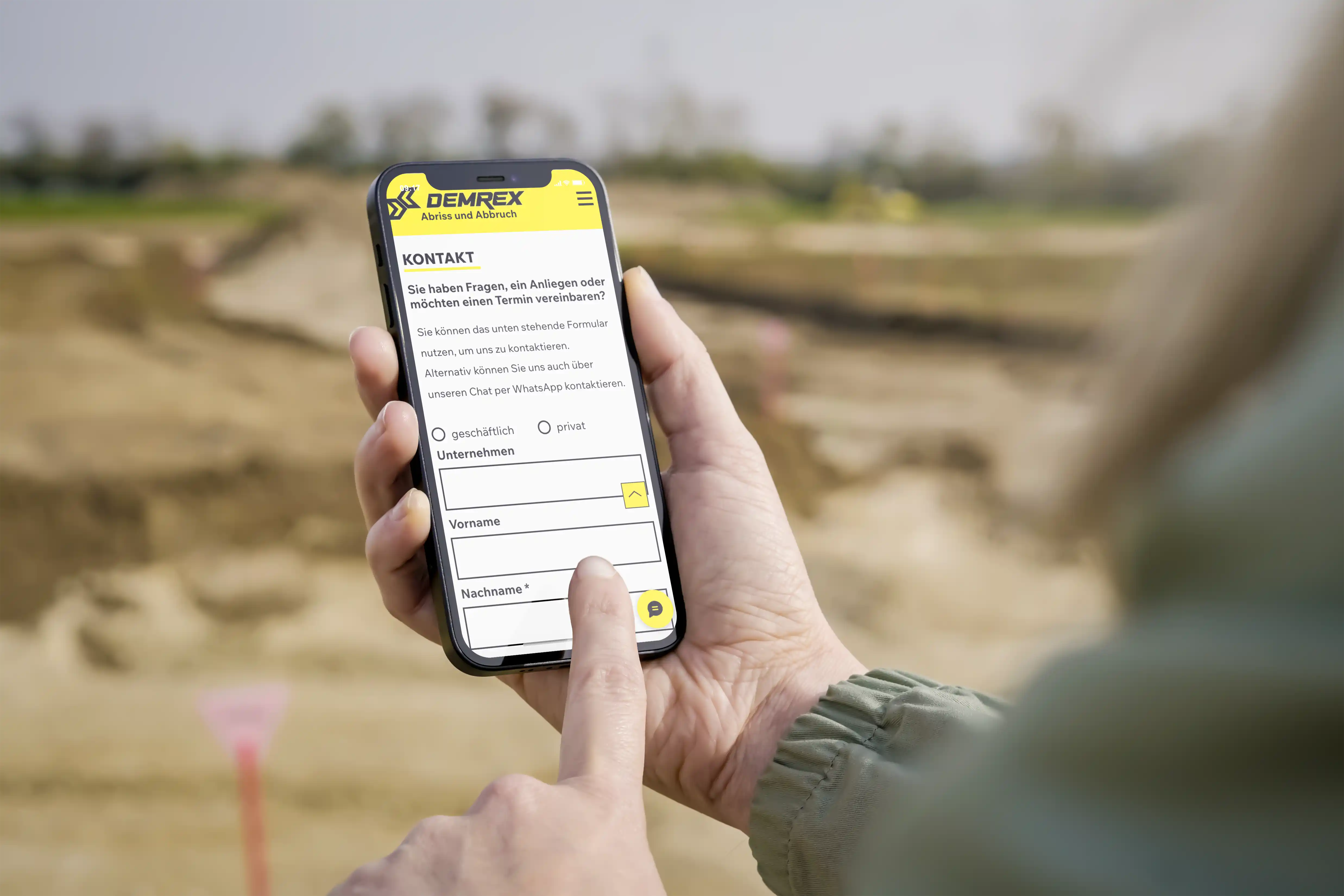 Kunde füllt DEMREX-Kontaktformular am Smartphone aus – einfache Anfrage per Handy