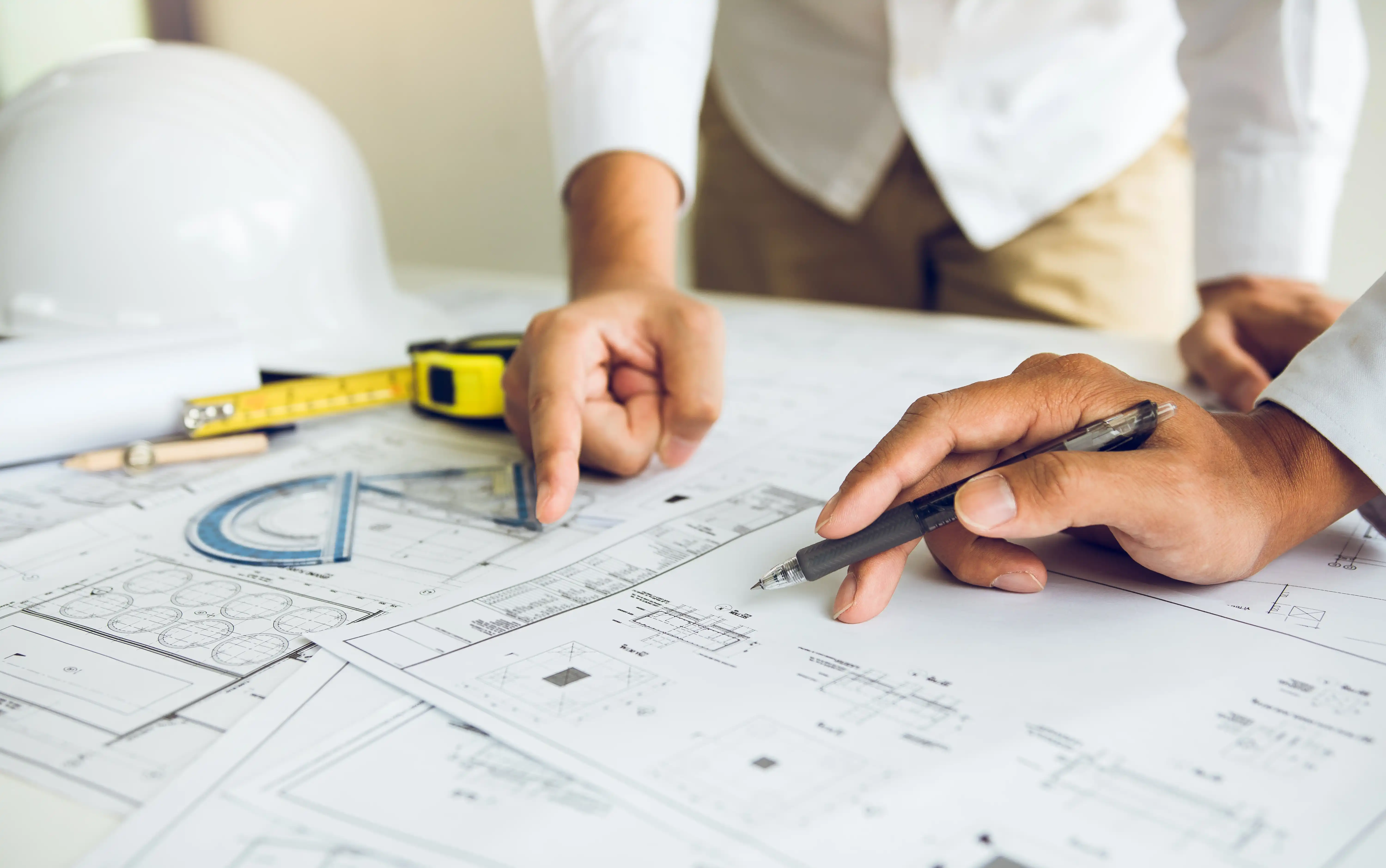 Planungsdetails auf Bauplan – präzise Bauabstimmung mit Kunden und Architekten