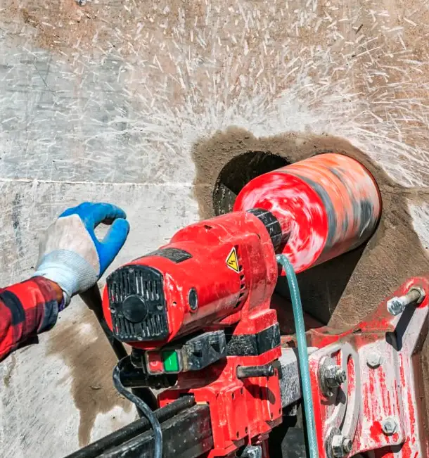 Kernbohrmaschine im Einsatz an Betonwand – präzise Wandöffnung im Rückbauprozess