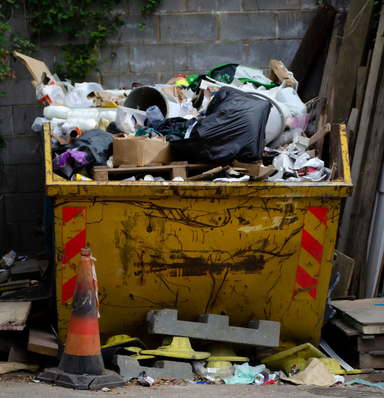 Container mit Bauschutt und Möbeln – schnelle Entrümpelung und fachgerechte Entsorgung