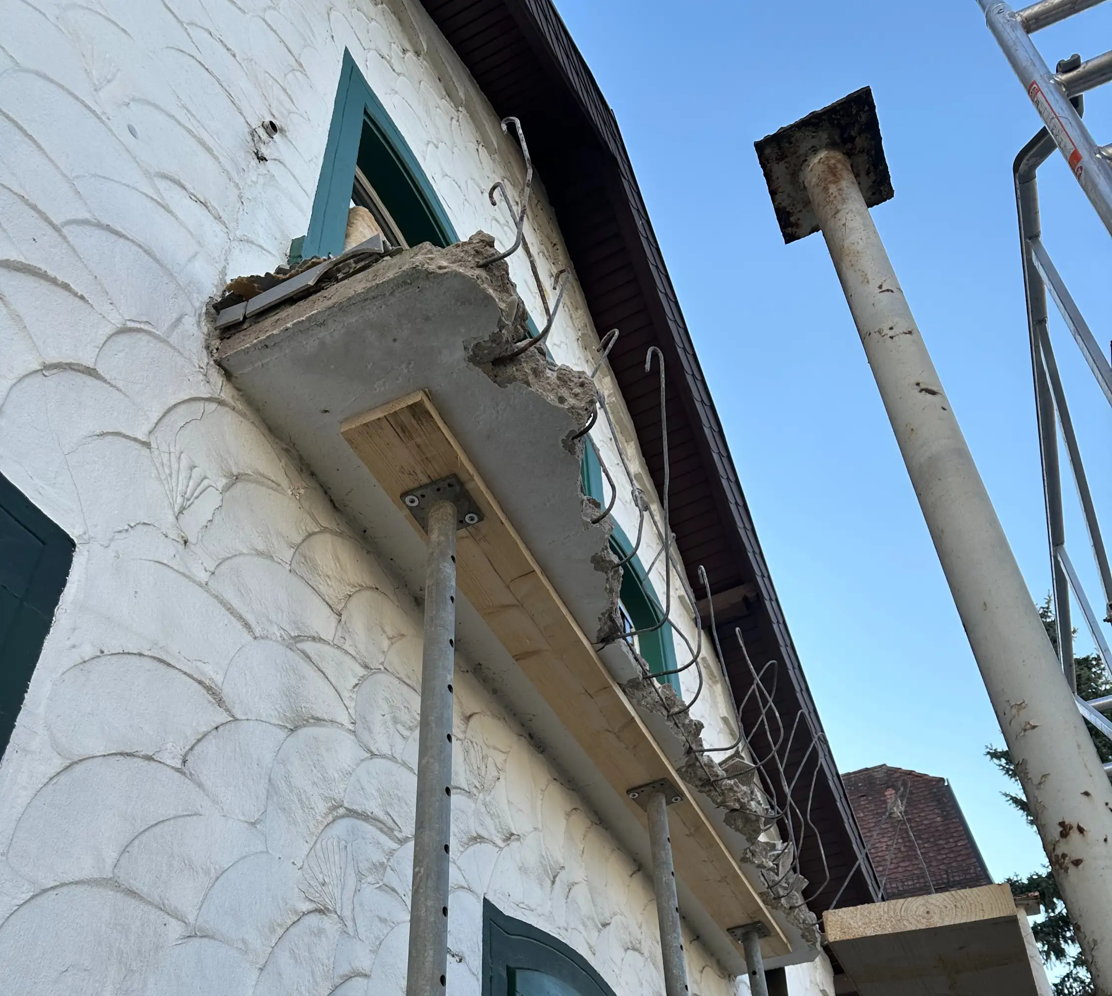 Abgestützter Balkon im Rückbau – professionelle Balkonabbrucharbeiten bei Sanierung