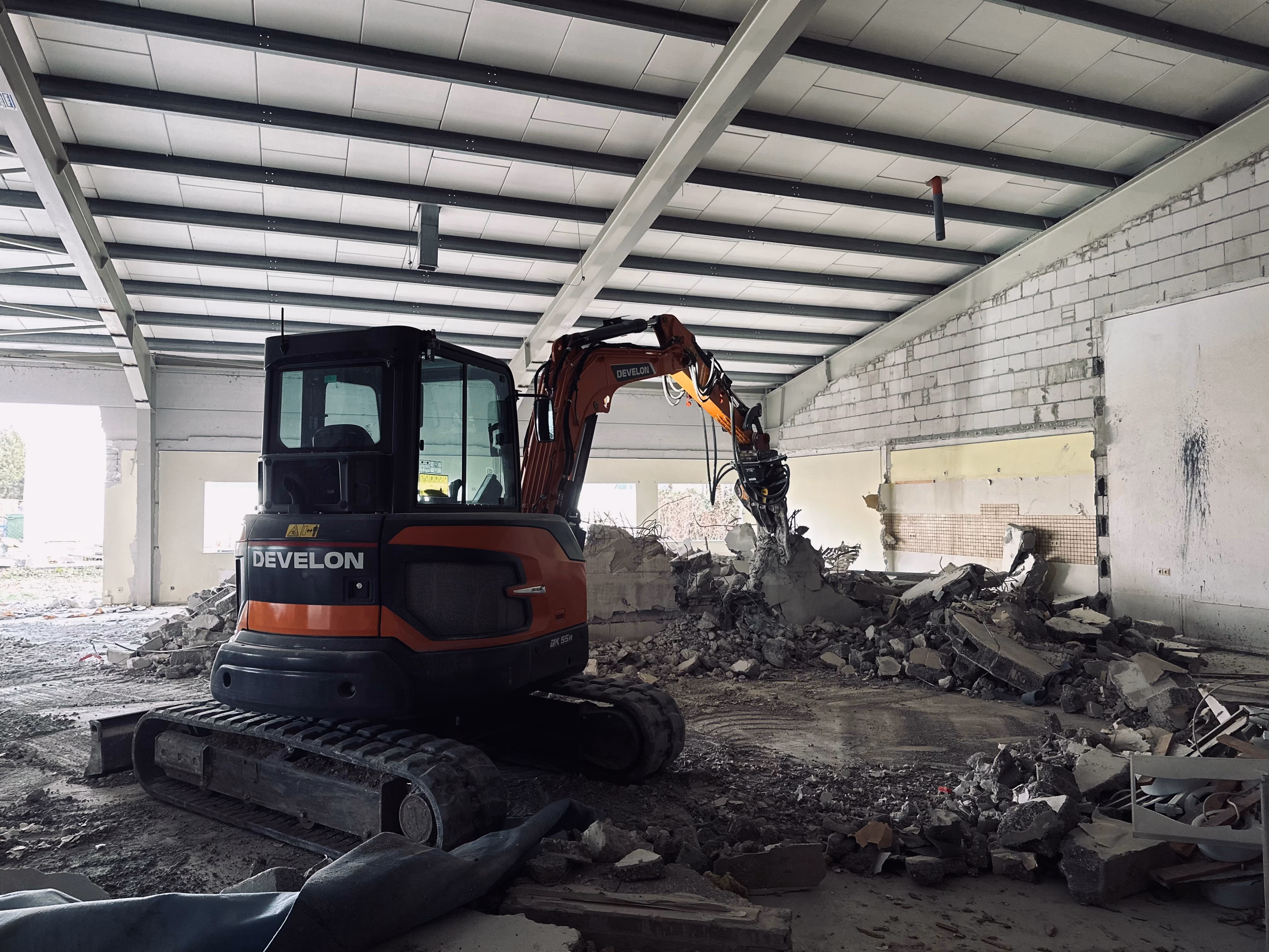 Abbruch Bagger bei der Arbeit 
DEMREX GRUPPE Heidelberg