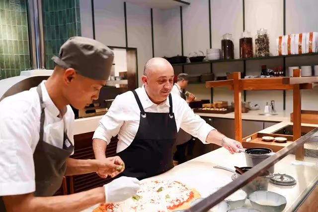 Thực khách thưởng thức món ăn tại nhà hàng món Ý tại Hội An với không gian sang trọng và lãng mạn.