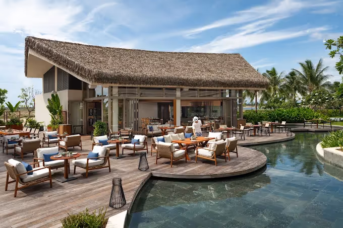 Không gian tinh tế của một nhà hàng món Á tại Hội An, với bàn ăn bày biện đẹp mắt và các món đặc sản được phục vụ trong phong cách truyền thống.