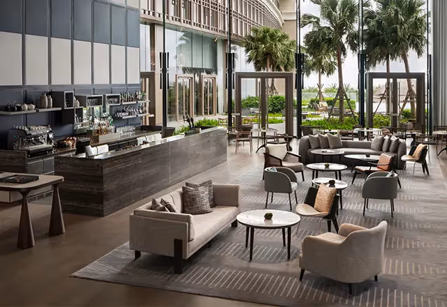 Khung cảnh sang trọng và thư giãn tại một trong các quán lounge tại Hội An, với ánh đèn vàng ấm áp và không gian mở hướng ra phố cổ