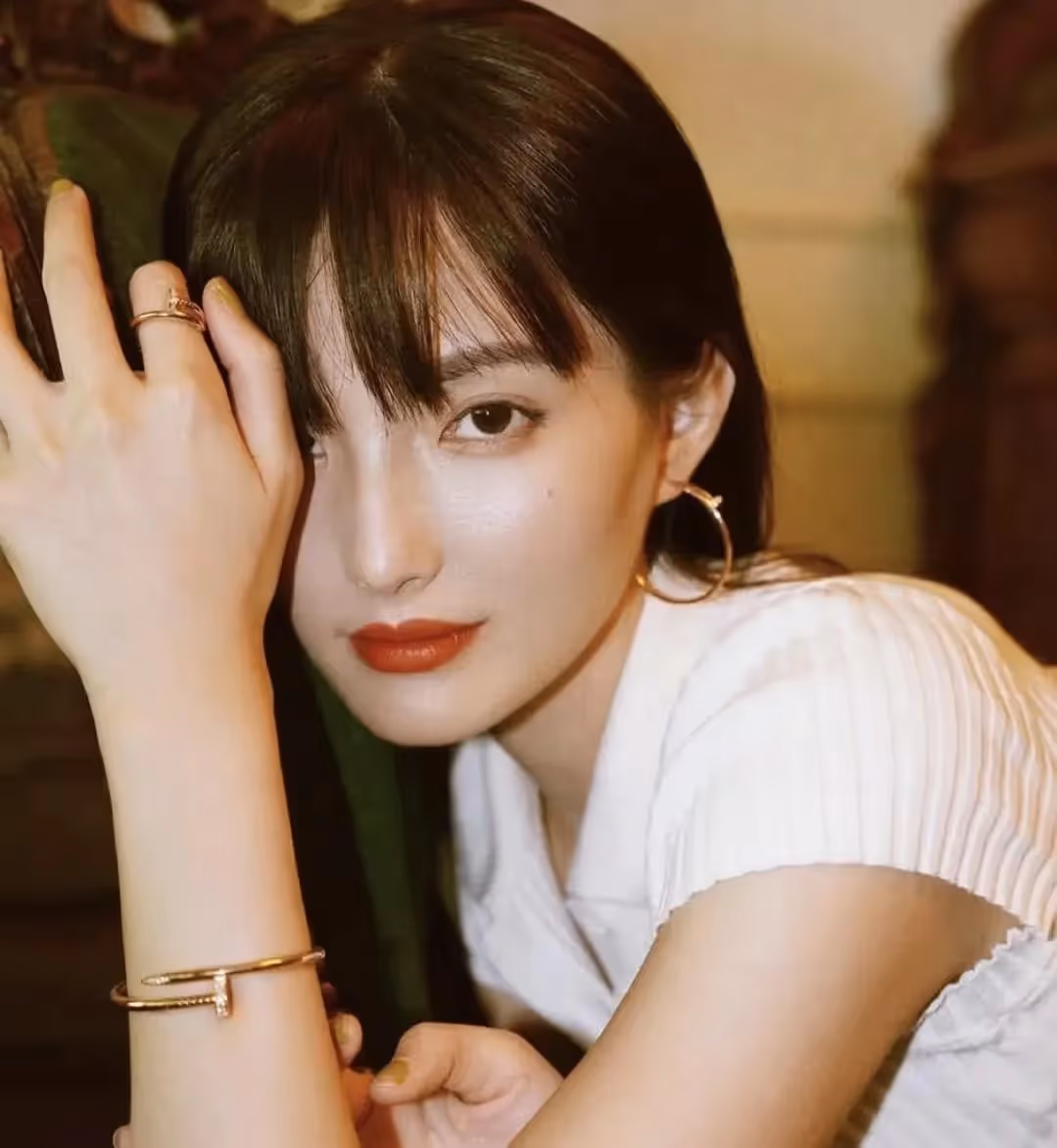 "Elegant jewelry shop in Hoi An showcasing handcrafted pieces with traditional Vietnamese designs, displayed in a warm and inviting boutique setting."