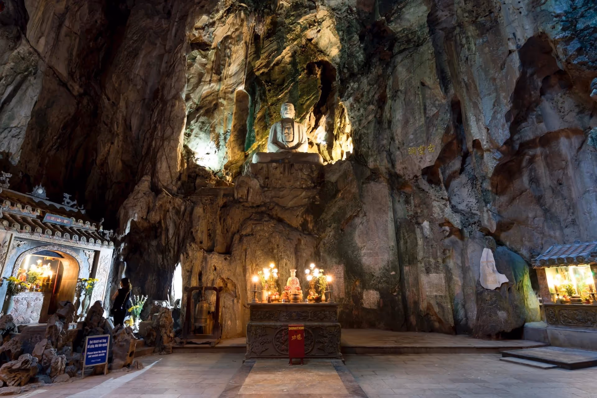 논누억 응우한선 산의 웅장한 풍경을 담은 이미지
