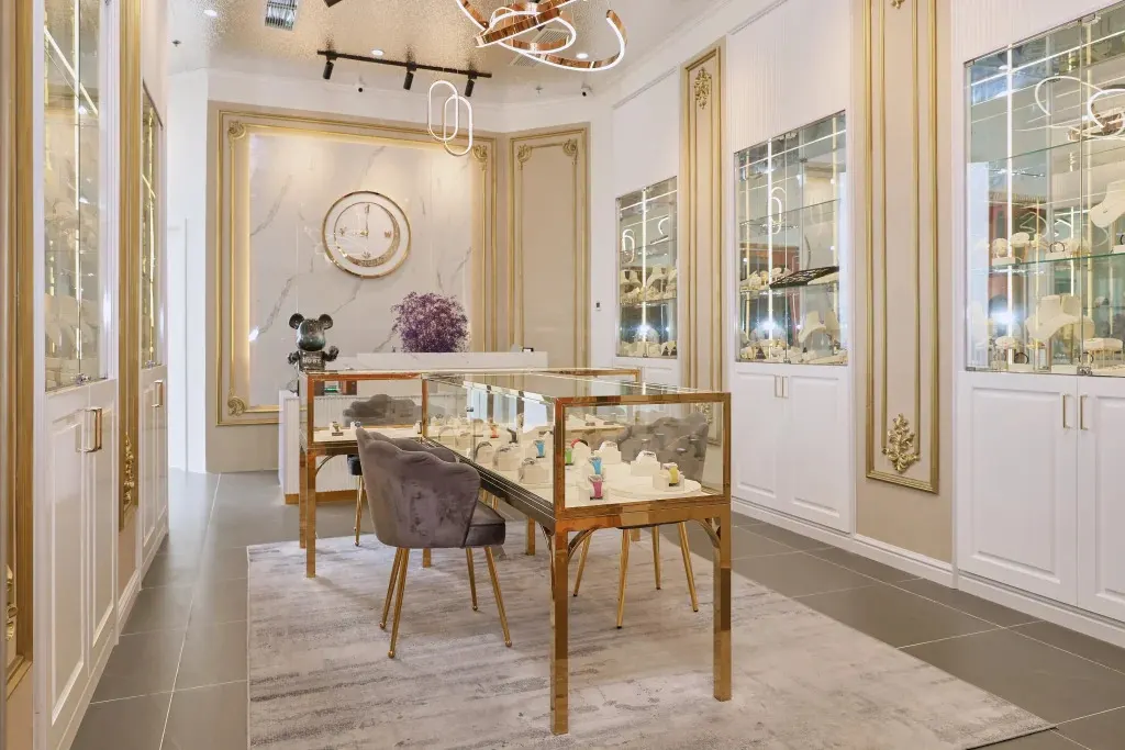 Cửa hàng trang sức ở Hội An với thiết kế truyền thống, trưng bày nhiều mẫu vòng cổ, nhẫn và bông tai thủ công tinh xảo, thu hút du khách ghé thăm.