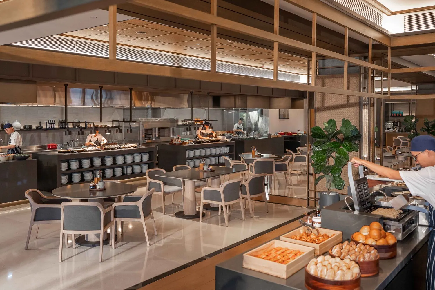 Ảnh chụp một **địa điểm tổ chức networking event tại Hội An** với không gian ngoài trời sang trọng, ánh đèn vàng ấm áp, nhiều người đang trò chuyện và trao đổi danh thiếp trong khung cảnh cổ kính đặc trưng của phố Hội.