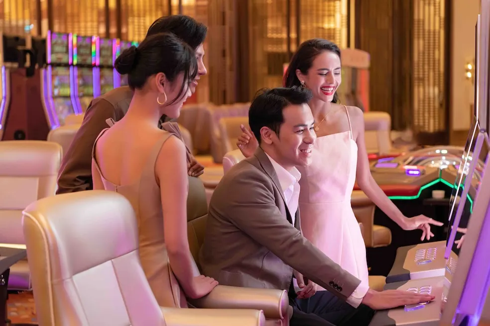 베트남 카지노 리조트의 전경을 보여주는 사진으로, 고급스러운 건물과 환상적인 야경이 인상적인 리조트 풍경