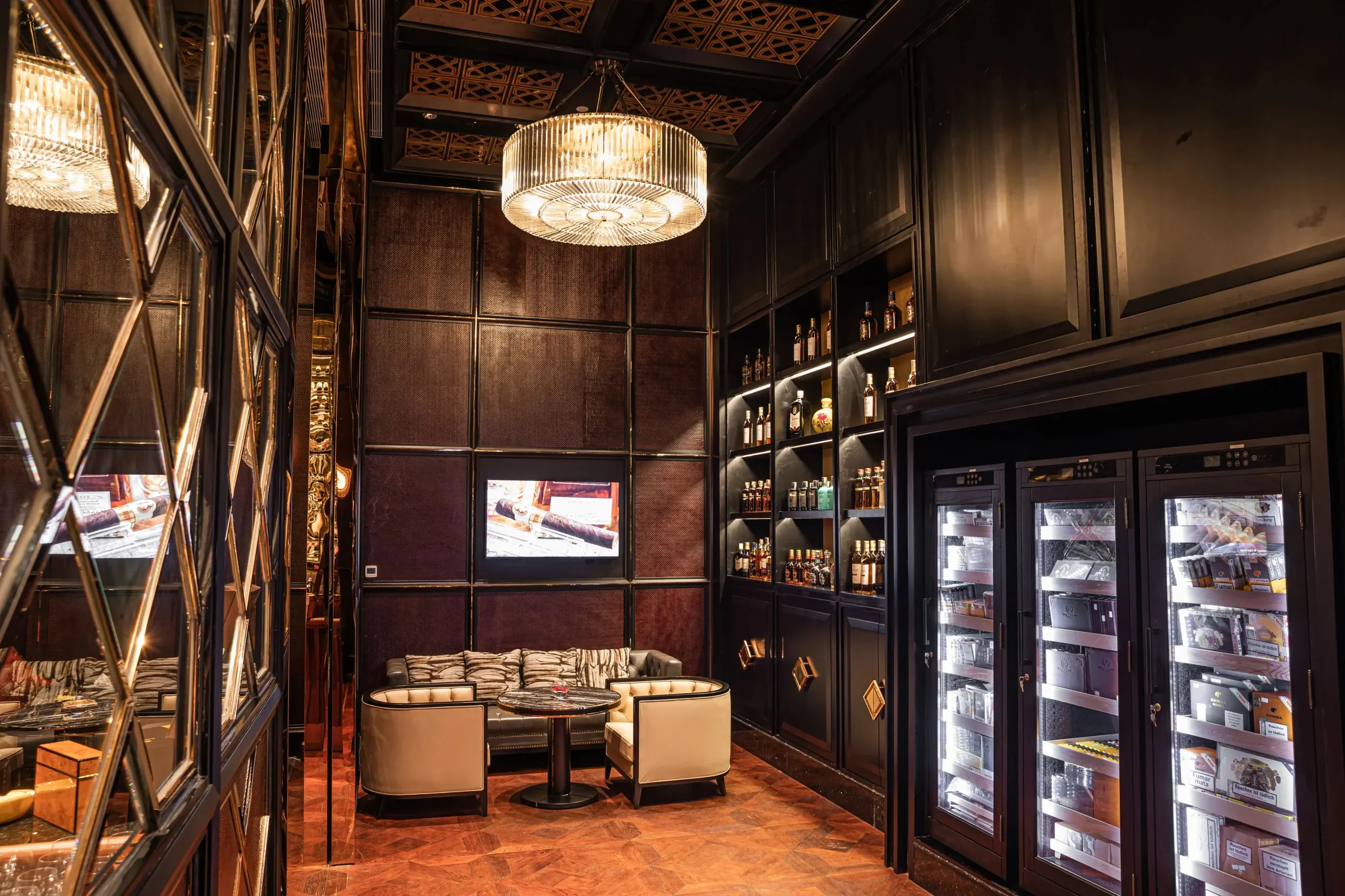 Không gian trưng bày ấm cúng của một cửa hàng rượu tại Hội An, với các kệ gỗ xếp đầy chai rượu thủ công và đặc sản địa phương.