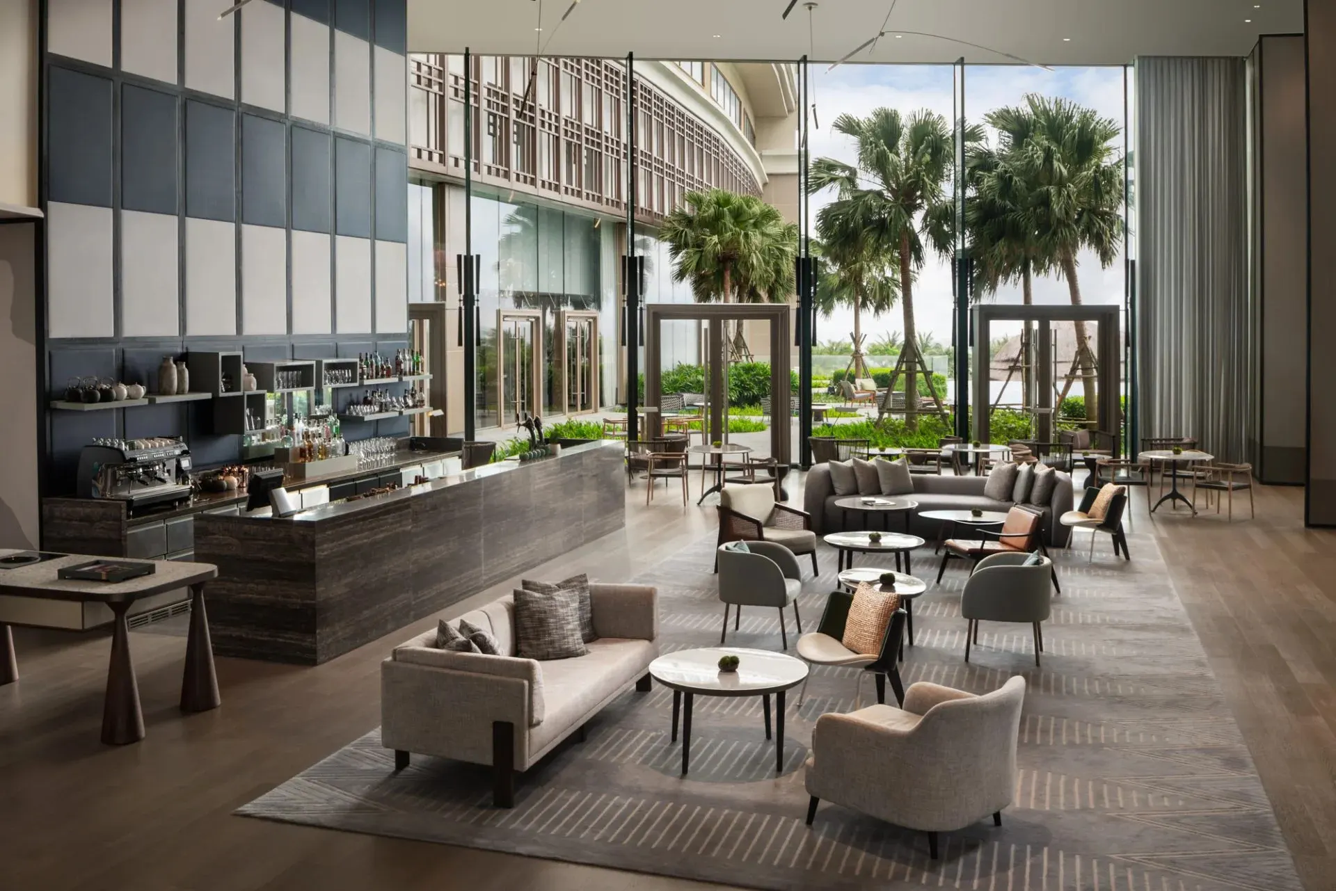 Không gian trưng bày ấm cúng của một cửa hàng rượu tại Hội An, với các kệ gỗ xếp đầy chai rượu thủ công và đặc sản địa phương.