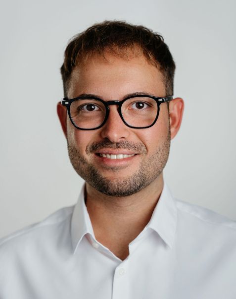 Business Portrait von Luka Appelhans, Manager Caspar Clinic.