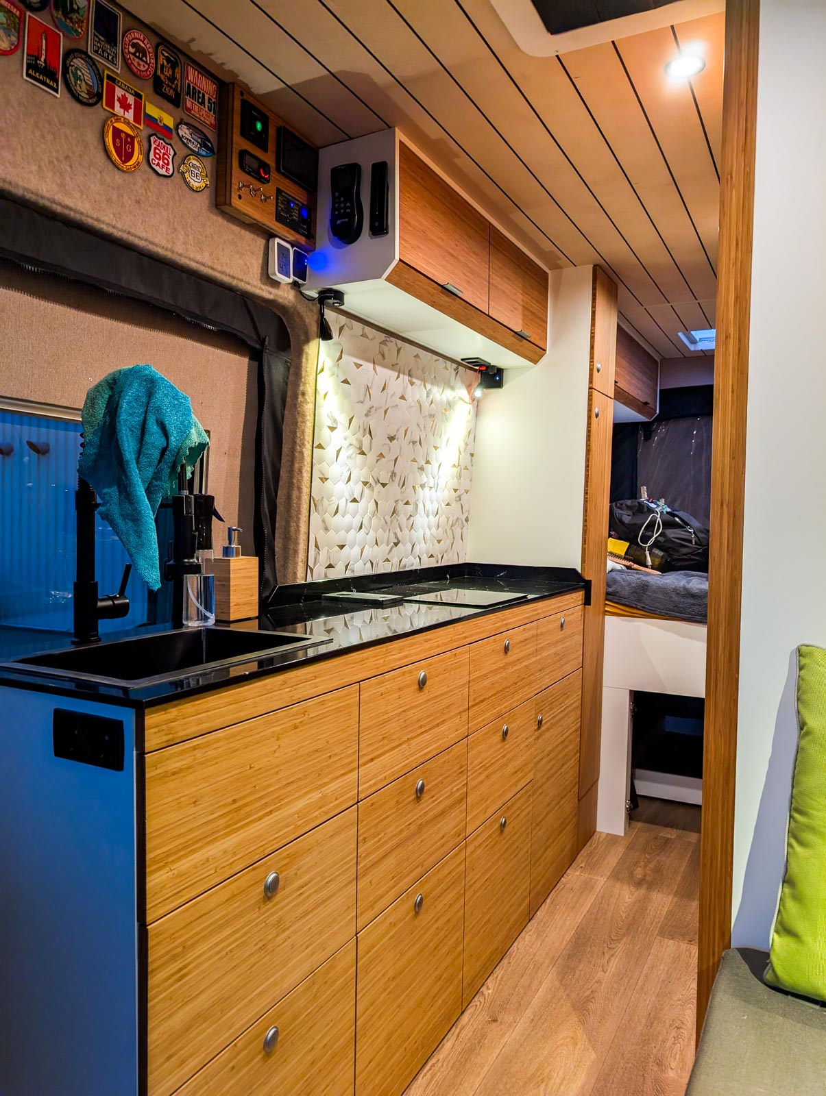 camper met bovenkasten keuken inductie en douche