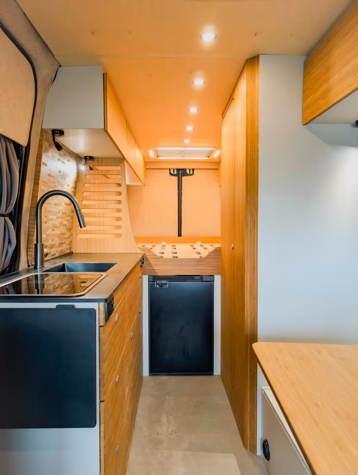 camper interieur met douche bamboe fronten bovenkasten en victron elektra systeem