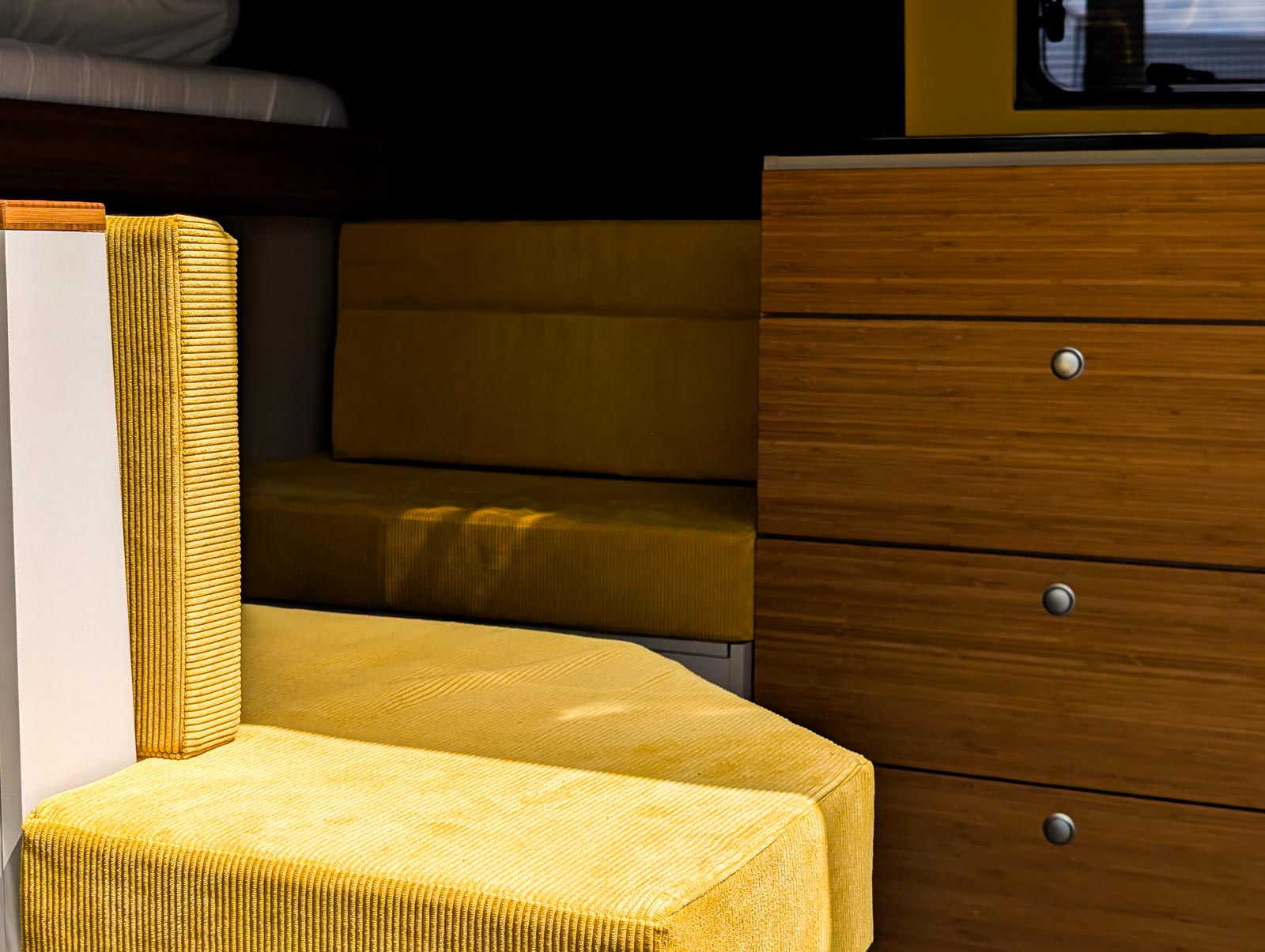 camper interieur in man tge camper met gele bekleding en bamboe fronten