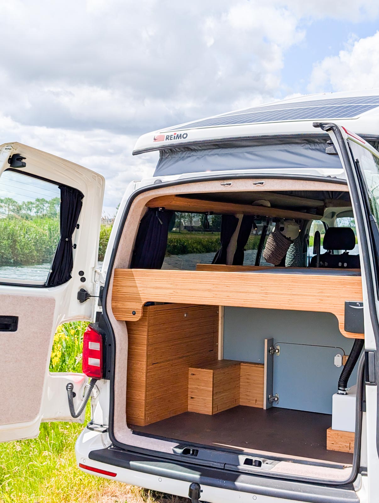 Gerage van transporter camper de kramer met veel ruimte voor surfbords