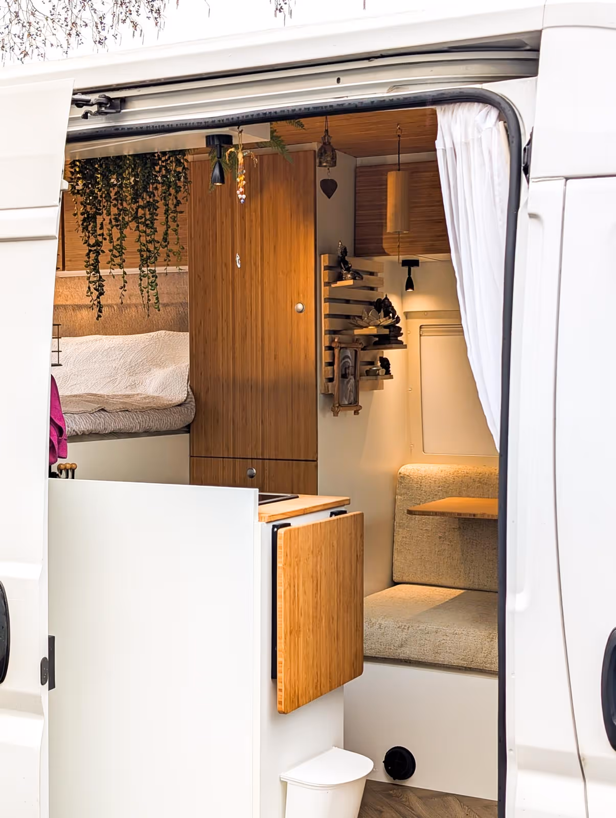 ducato camper met maatwerk interier met houten look