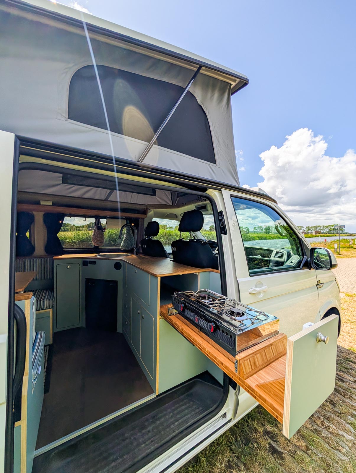 uitschuif buiten keuken bij transporter camper