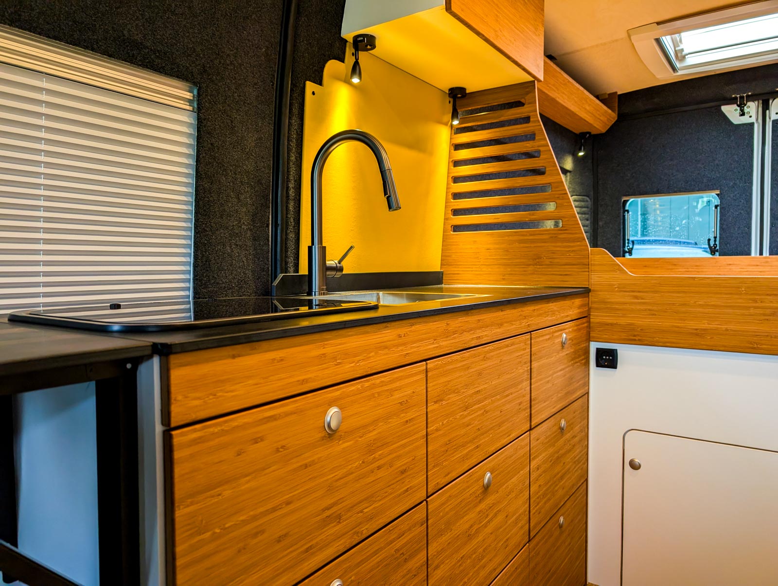 Keuken met bamboe fronten in sprinter interieur in een op maat gemaakte camper