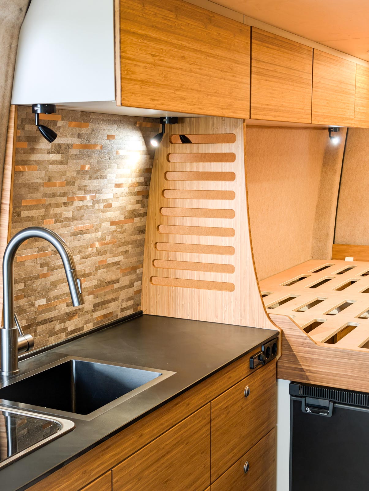 keuken in camper gemaakt door hop custom campers met bamboe en senosan