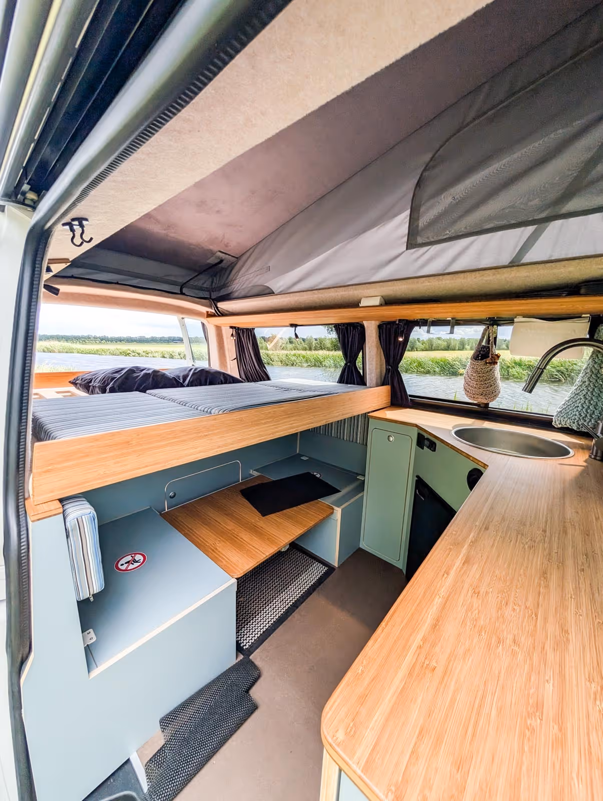 De kramer camper met uitgeschoven bed