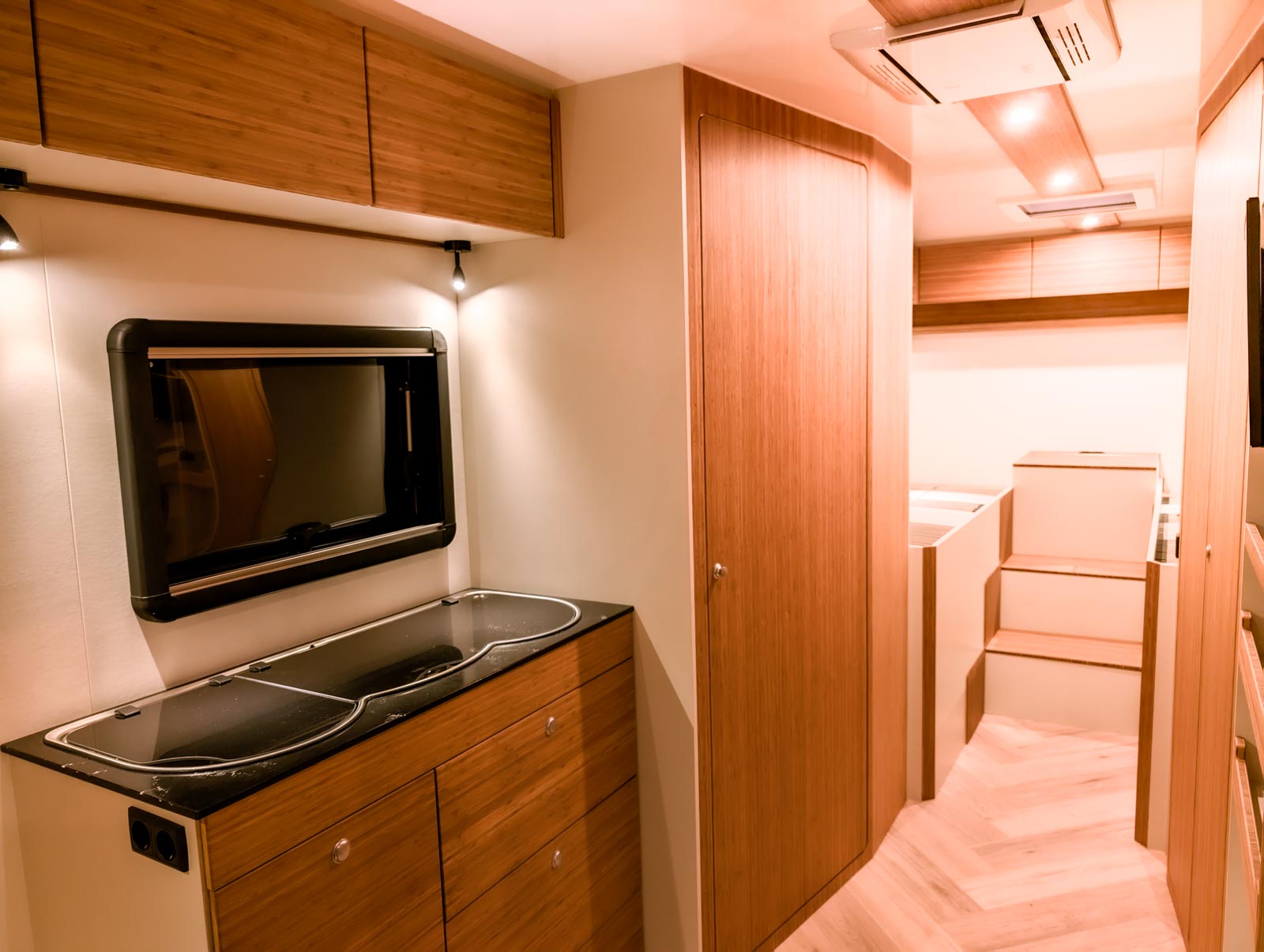 Maatwerk camper inteieur in mercedes atego