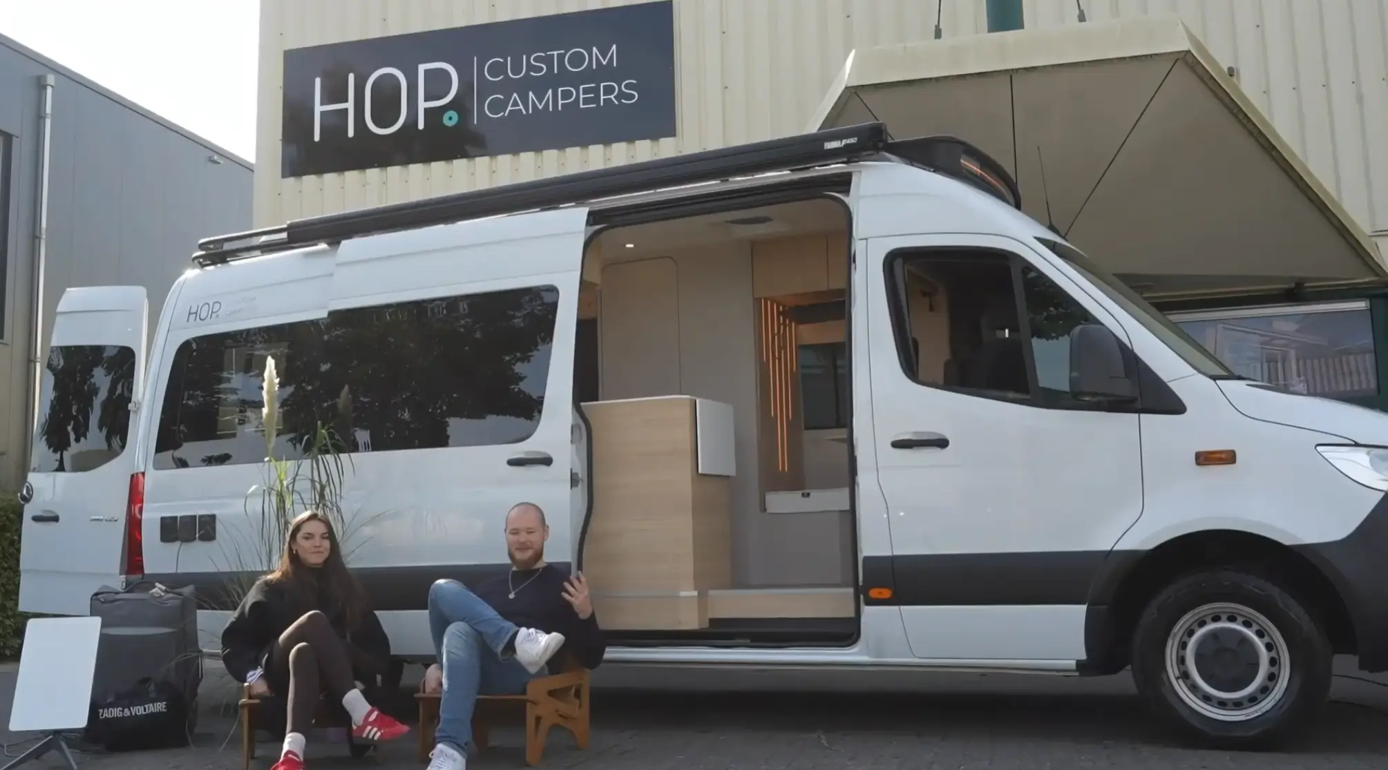Klanten met een camper die gebouwd is door hop custom campers