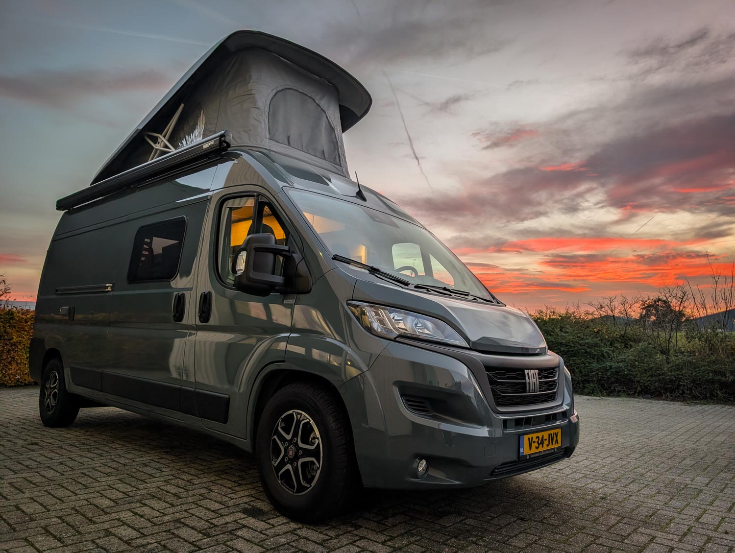 Fiat ducato camper met zonsondergang gebouwd door hop custom campers