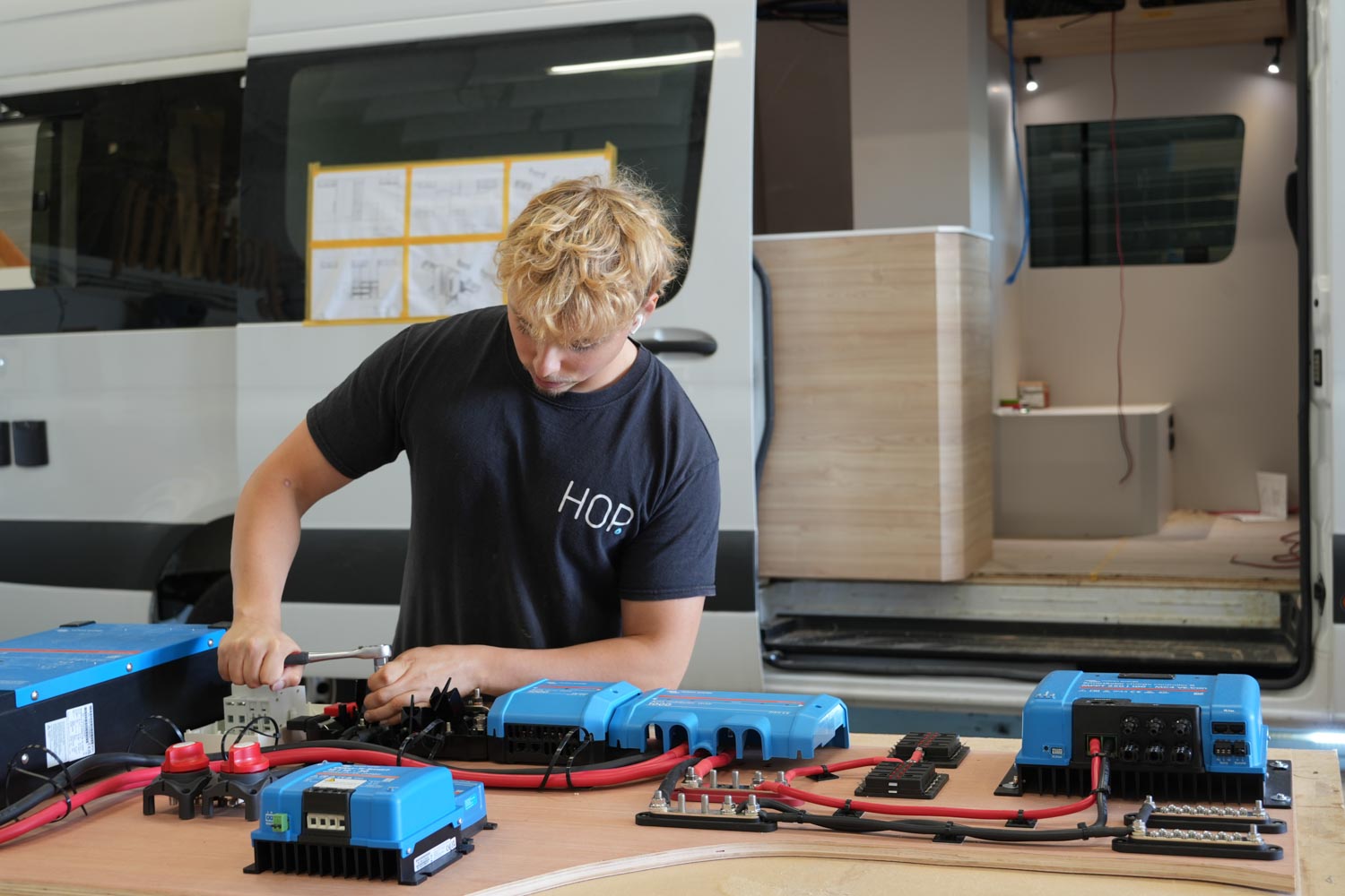 Hop custom campers aan het werk aan een victron elektra pakket