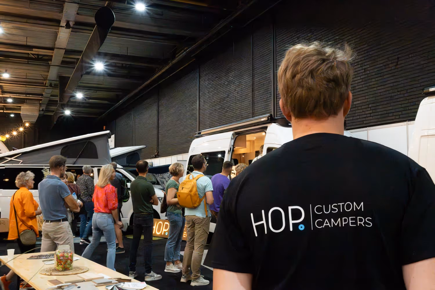hop custom campers op camperberus hardenberen met mensen die kijken naar een camper